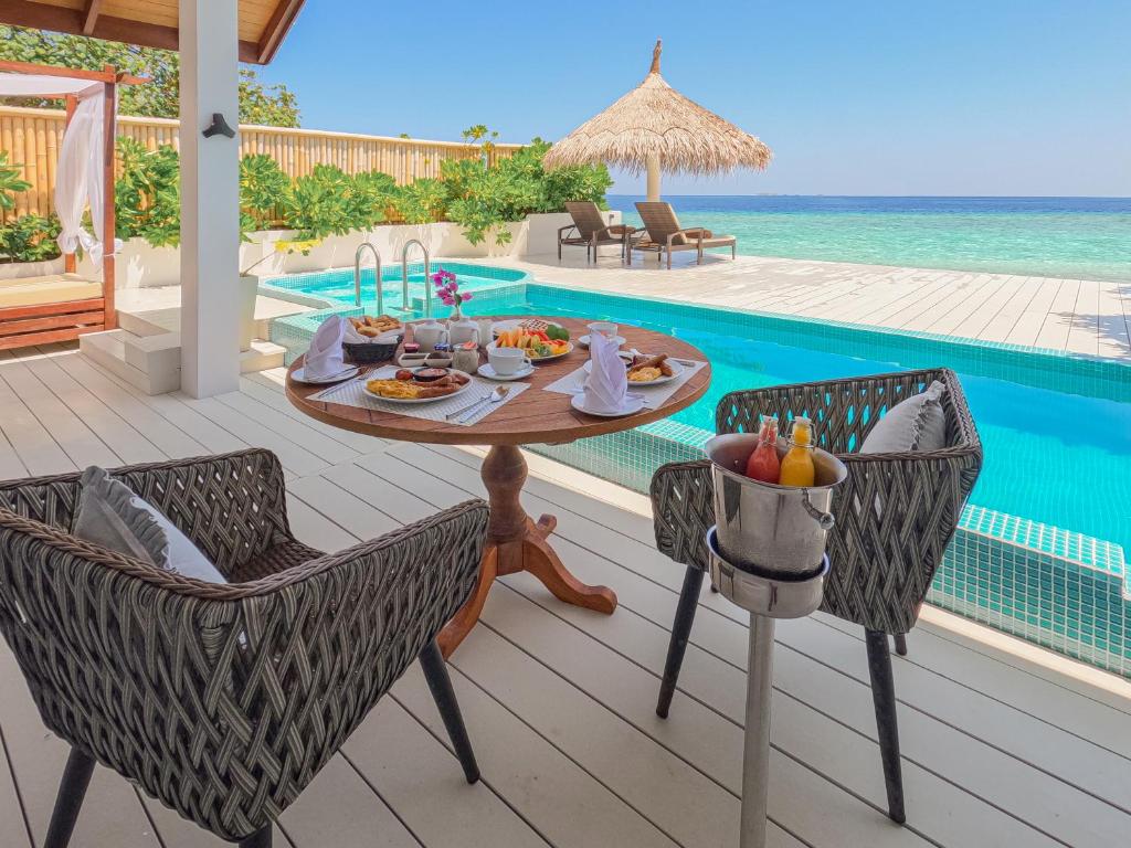 Terraza de Sunrise Beach Pool Villa en Malahini Kuda Bandos