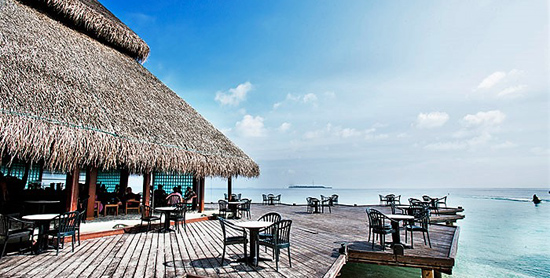 Terraza exterior del Nika’s Lounge Bar del Adaaran Club Rannalhi