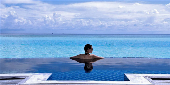 Piscina infinity de la Over Water Pool Villa