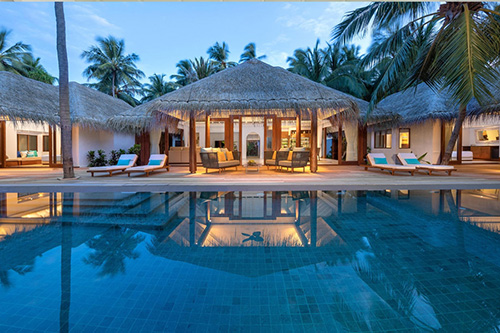 Piscina y zona exterior de una residencia de varios dormitorios en Anantara Kihavah