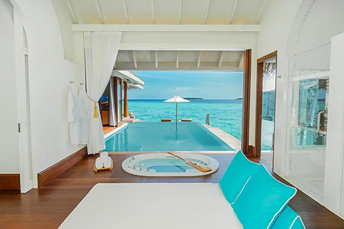 Baño y Terraza de una Over Water Pool Villa con piscina privada