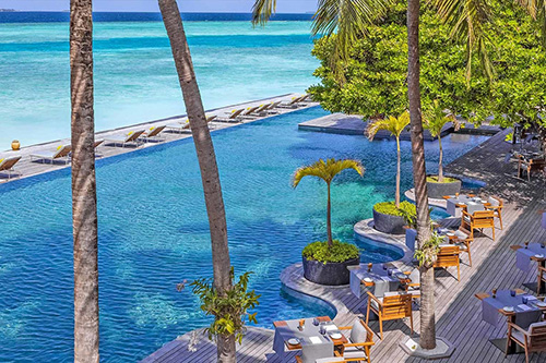 Restaurante y pool bar Manzaru en Anantara Kihavah