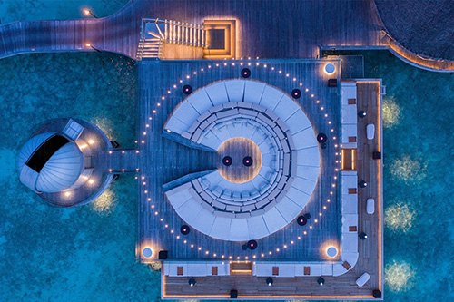 Bar SKY y observatorio astronómico sobre el agua