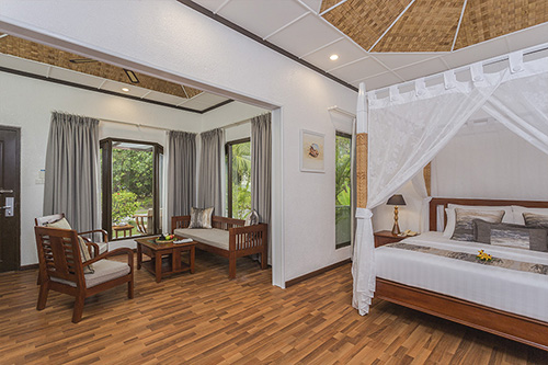 Deluxe Beachfront Room con balcón frente a la playa en Bandos Maldives