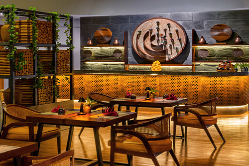 Grill Bar sobre la laguna con terraza de madera en Bandos Maldives