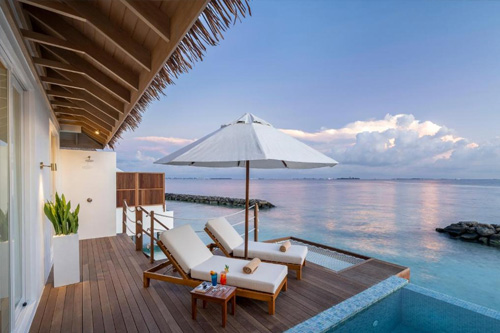 Terraza de una Water Villa en Bandos Maldives