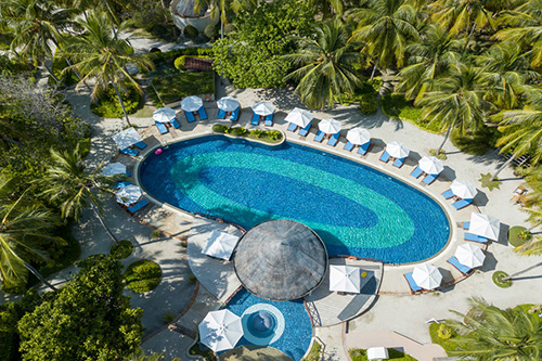 Pool Bar con barra swim-up en la piscina principal de Bandos Maldives