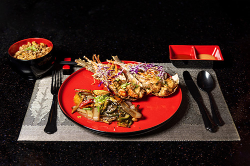 Chef preparando teppanyaki en Umi Yaki, frente al mar en Bandos Maldives
