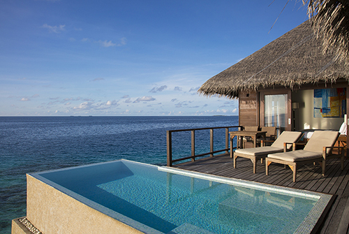 Piscina y terraza de la Escape Water Villa de Coco Bodu Hithi