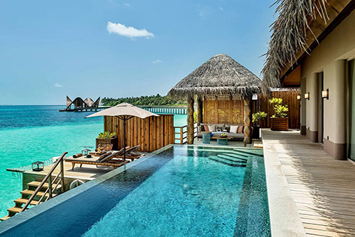 Villas sobre el agua al atardecer en JOALI Maldives