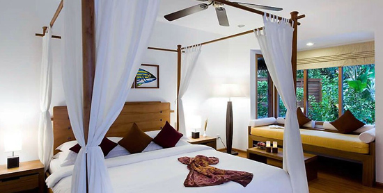 Cama con dosel de la Beach Villa con jacuzzi