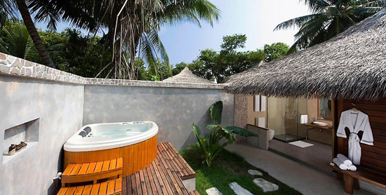 Jardín privado con jacuzzi de la Beach Villa