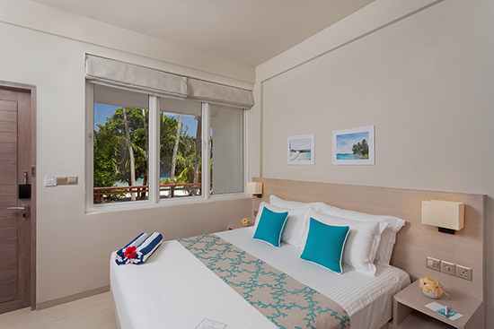 Superior Room de Malahini Kuda Bandos con vistas parciales al mar