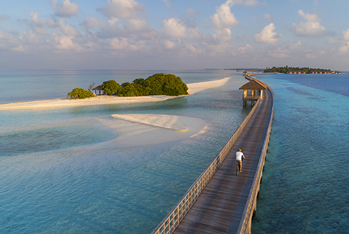 Puente entre Dhigurah y Falhumaafushi al atardecer