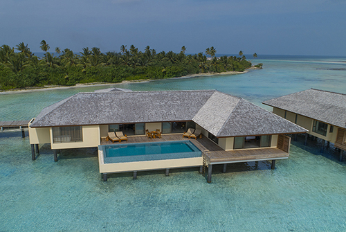 Piscina y zona exterior de una Two-Bedroom Water Pool Villa en The Residence Maldives at Dhigurah