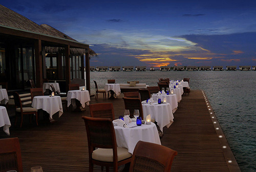 The Falhumaa, restaurante sobre el agua en The Residence Maldives at Falhumaafushi
