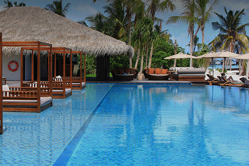 The Beach Bar, bar de playa y piscina en The Residence Maldives at Falhumaafushi