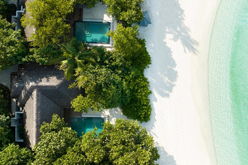 Piscina y terraza de una Beach Pool Villa frente al mar