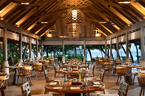 Amaany, restaurante principal frente a la playa en Vakkaru Maldives