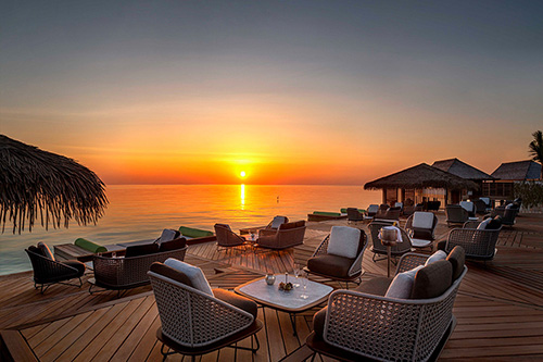 Amber, Champagne bar al atardecer frente al océano en Waldorf Astoria Maldives Ithaafushi