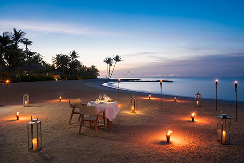 Cena romántica en la playa de Waldor Astoria Ithaafushi