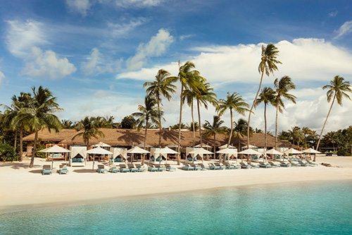 Nava, beach club y piscina frente al mar en Waldorf Astoria Maldives Ithaafushi
