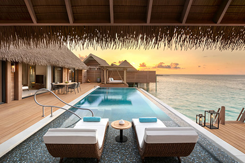 Villas overwater al atardecer en Waldorf Astoria Maldives Ithaafushi