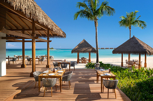 Tasting Table, restaurante principal frente al mar en Waldorf Astoria Maldives Ithaafushi