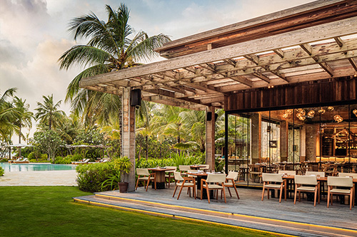 The Ledge by Dave Pynt, grill junto a la piscina en Waldorf Astoria Maldives Ithaafushi