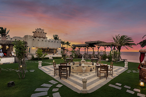 Terraza de Yasmeen con ambiente de aldea árabe