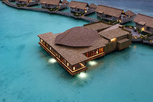 Zuma, restaurante japonés estilo izakaya sobre el agua en Waldorf Astoria Maldives Ithaafushi